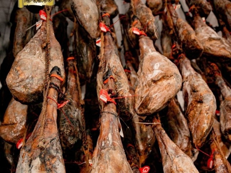 A. Martín jamones Bellota colgados